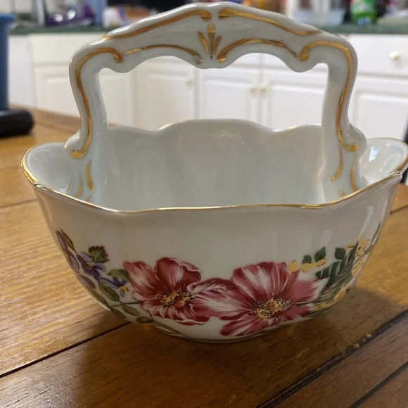 Royal Gallery Floral Basket - Picture 2 of 8